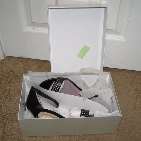 LIKE NEW Charles David 8.5 Leather Kitten Heels - Picture 3 of 10